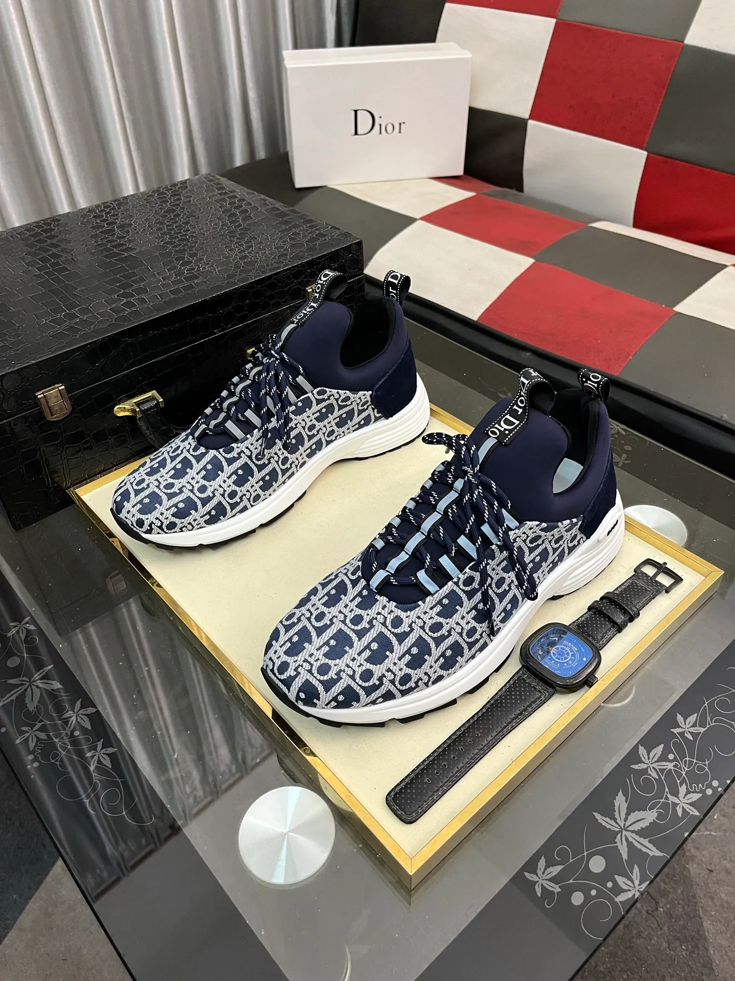 Men's Men's Shoes💰440⌚️⌚️ Dior's casual and sporty style combines the elements of dad's bag-soled shoes, successfully breaking through the dad shoe style that has been on the streets in recent years, and becoming a beautiful landscape in luxury goods. The fabric is high mercerized with breathable mesh, and the mesh on both sides of the shoe is made of three layers of composite technology. The bottom process uses package molding fabrics: imported high mercerized 🐂 cowhide stitching with original customized D-shaped mesh code number: 38-443️⃣Colors available